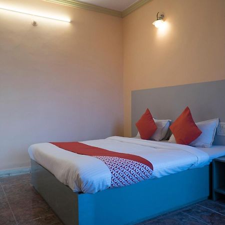 Oyo Flagship 37830 Hotel Aakar International Szatara Kültér fotó