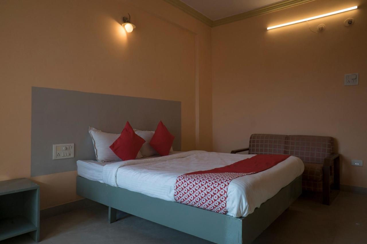 Oyo Flagship 37830 Hotel Aakar International Szatara Kültér fotó