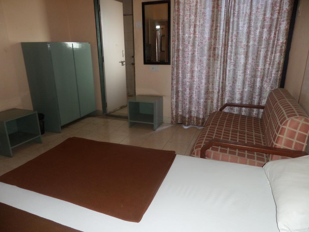 Oyo Flagship 37830 Hotel Aakar International Szatara Kültér fotó