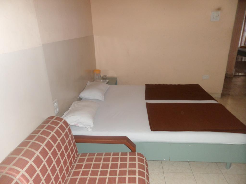 Oyo Flagship 37830 Hotel Aakar International Szatara Kültér fotó