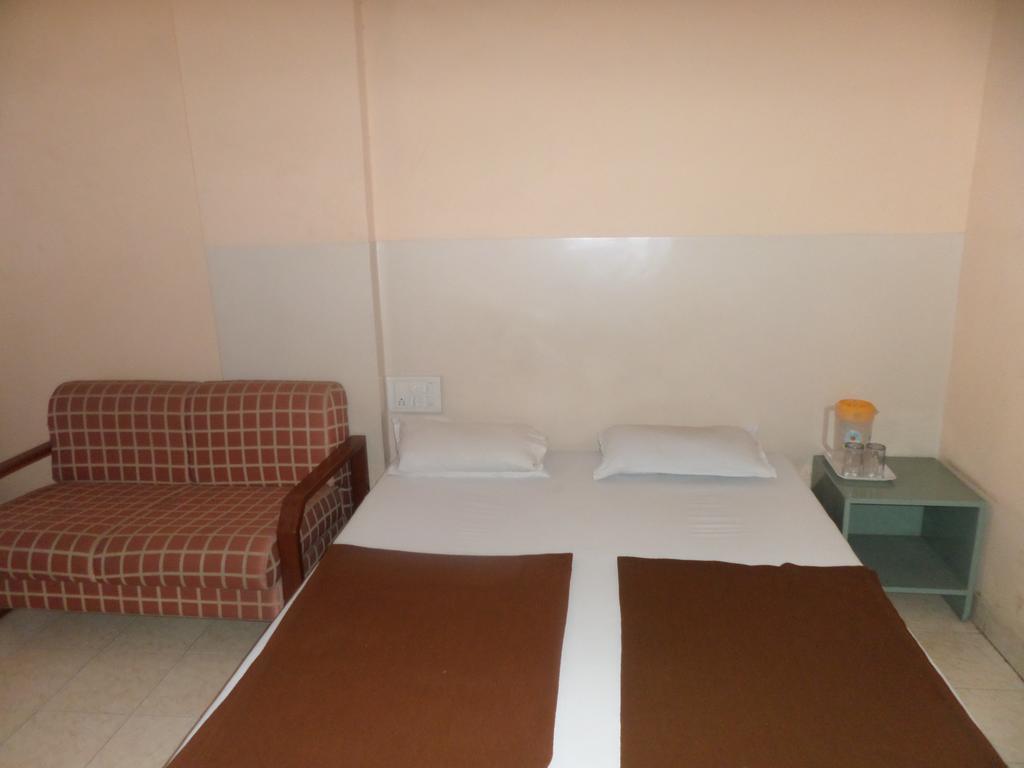 Oyo Flagship 37830 Hotel Aakar International Szatara Kültér fotó