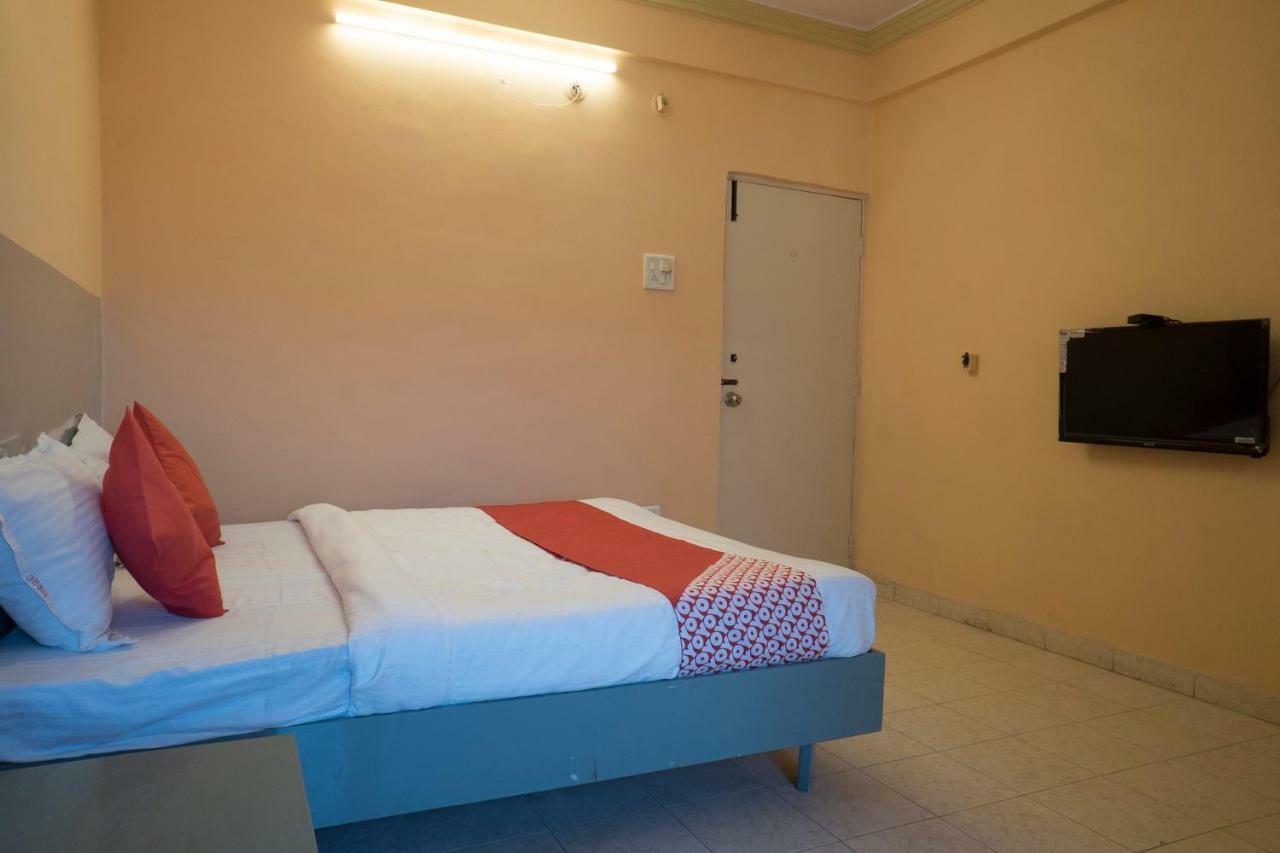 Oyo Flagship 37830 Hotel Aakar International Szatara Kültér fotó