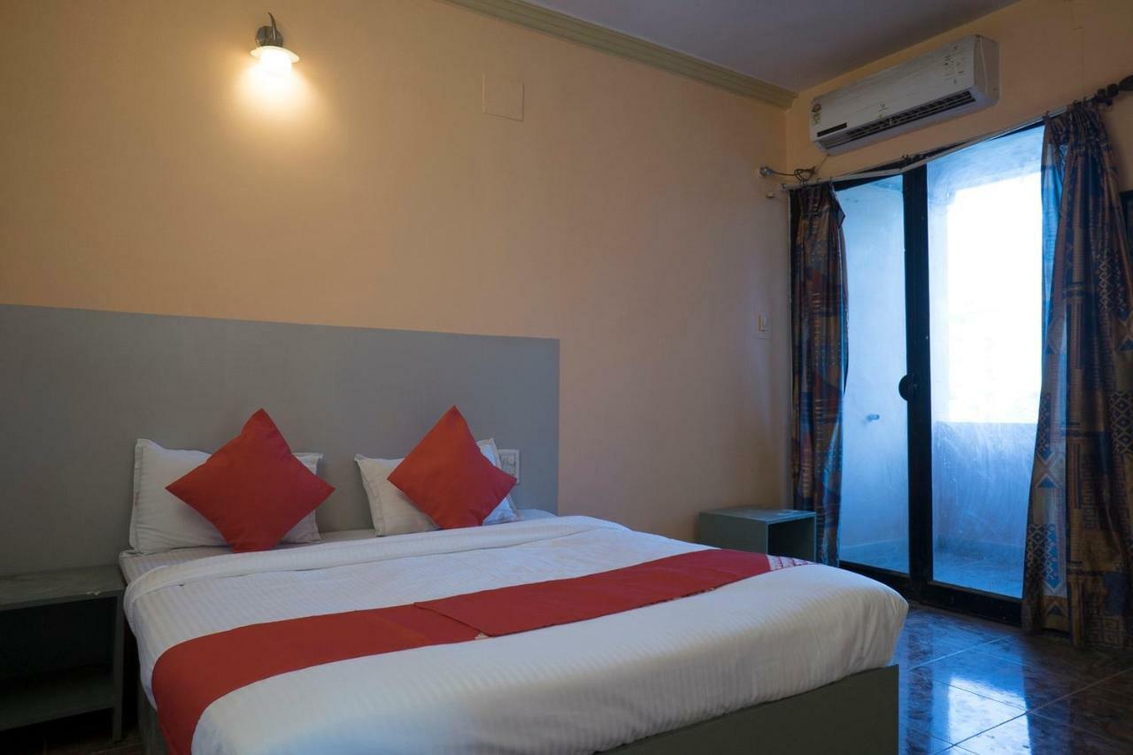 Oyo Flagship 37830 Hotel Aakar International Szatara Kültér fotó