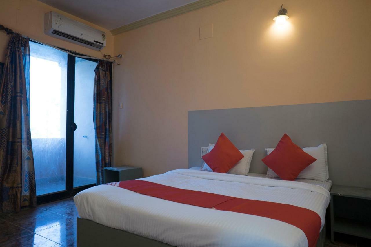 Oyo Flagship 37830 Hotel Aakar International Szatara Kültér fotó