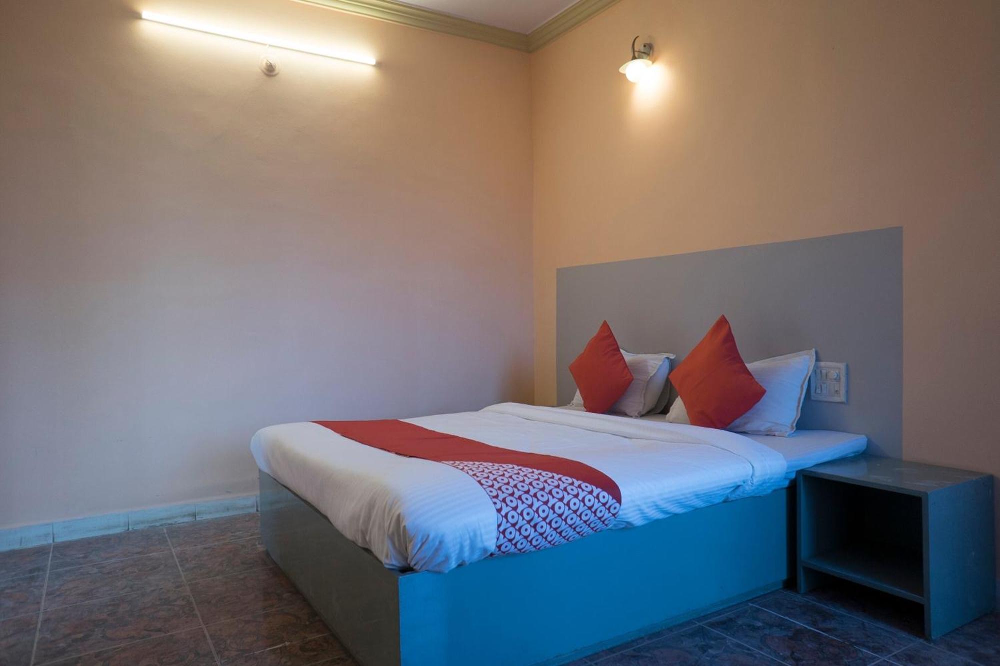 Oyo Flagship 37830 Hotel Aakar International Szatara Kültér fotó