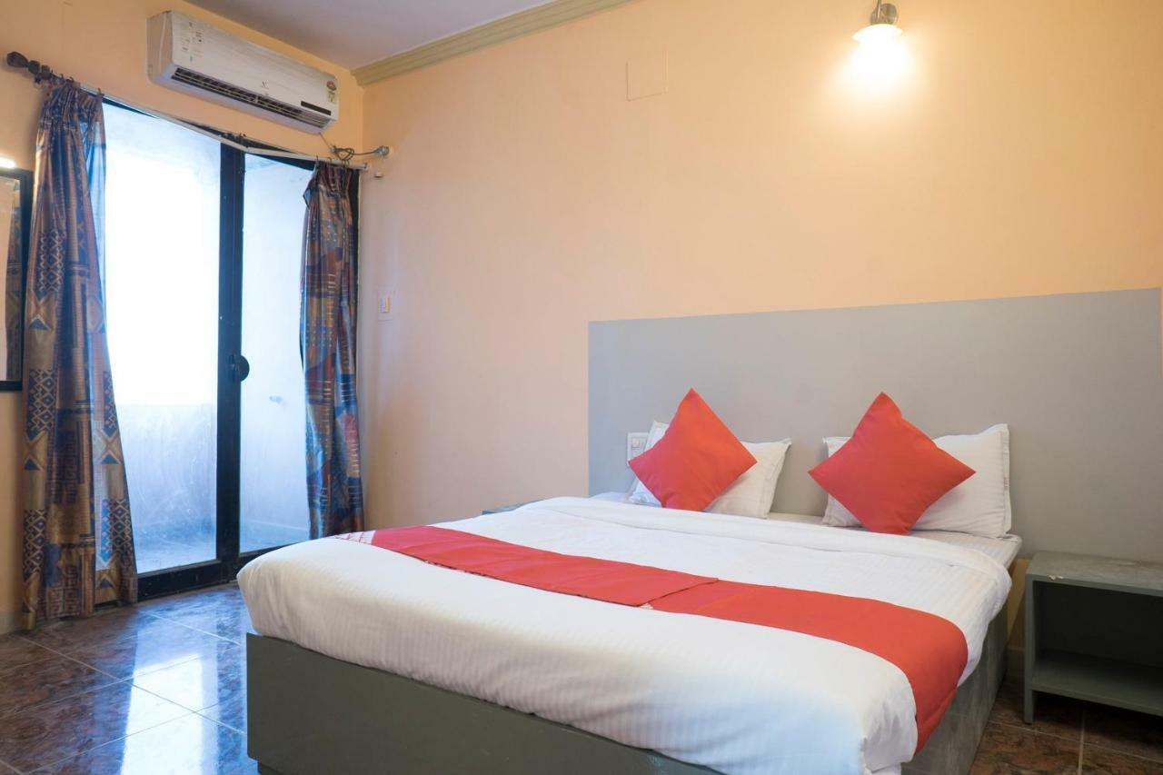 Oyo Flagship 37830 Hotel Aakar International Szatara Kültér fotó